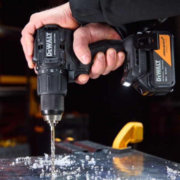 Фото - Дрель-шуруповерт DeWALT DCD86MP2T